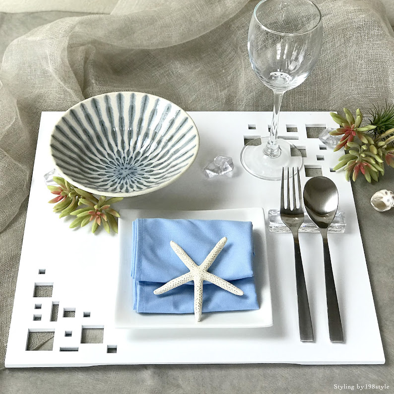 スクエアマットホワイトを使って、爽やかな夏のテーブルコーディネートをご紹介。