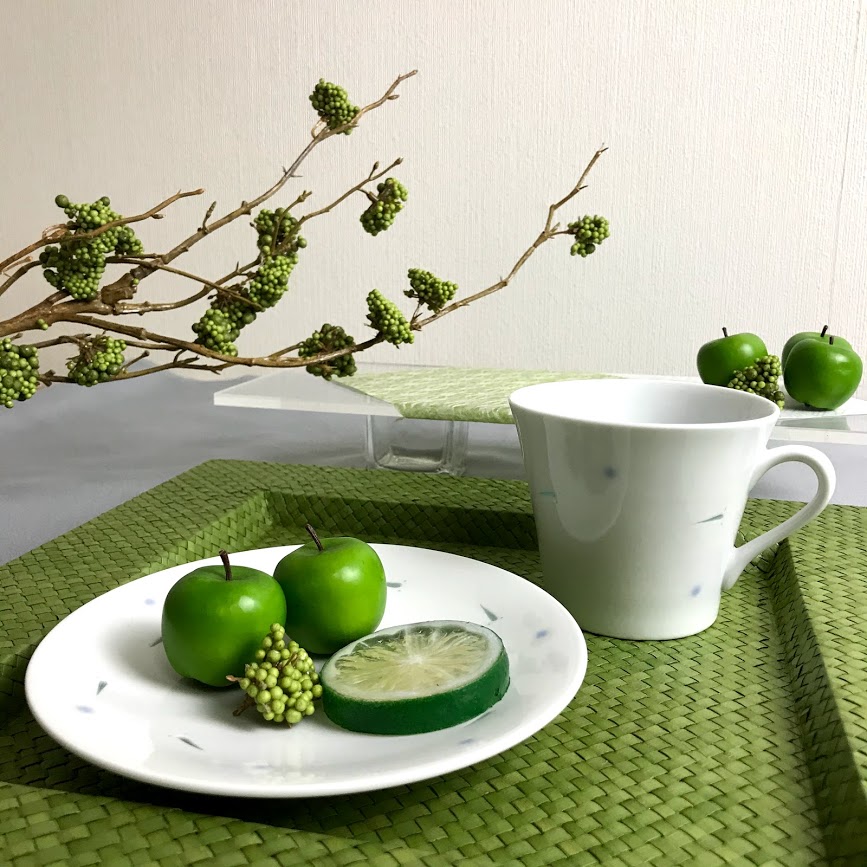 涼を感じる透かしメダカのコーヒーセットをグリーンのコーディネートでご紹介。