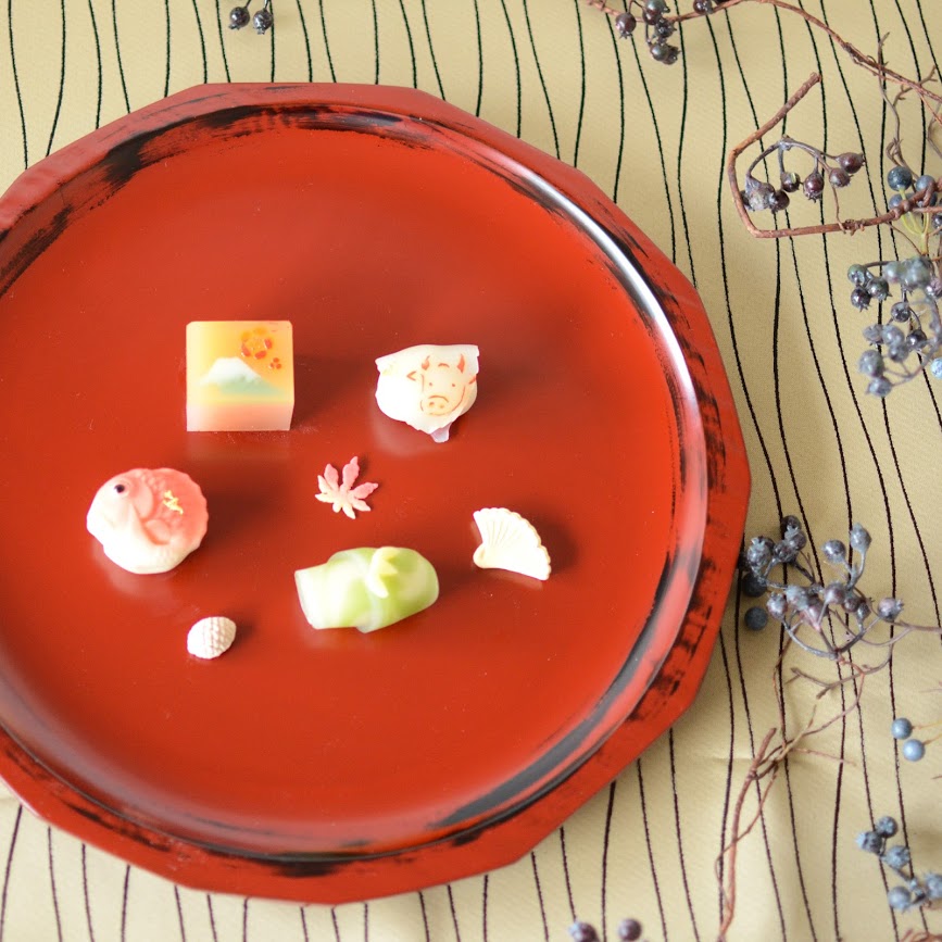 季節のかわいい和菓子と共に 越前漆器粗挽き大皿ご紹介 Liko