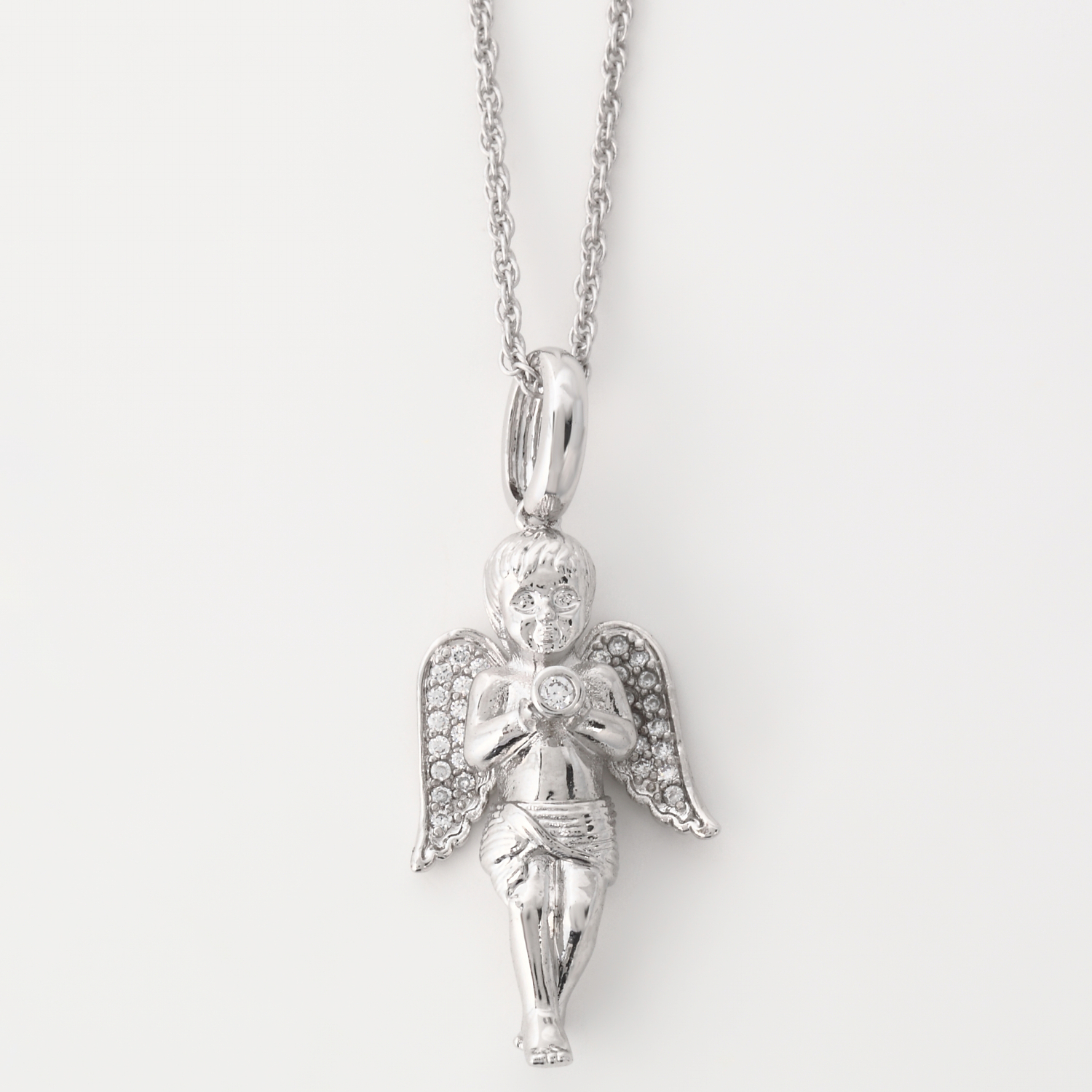 手と羽には最高級CZダイヤをセット。ラッキーアイテムとして、天使のチャームはいかがですか？