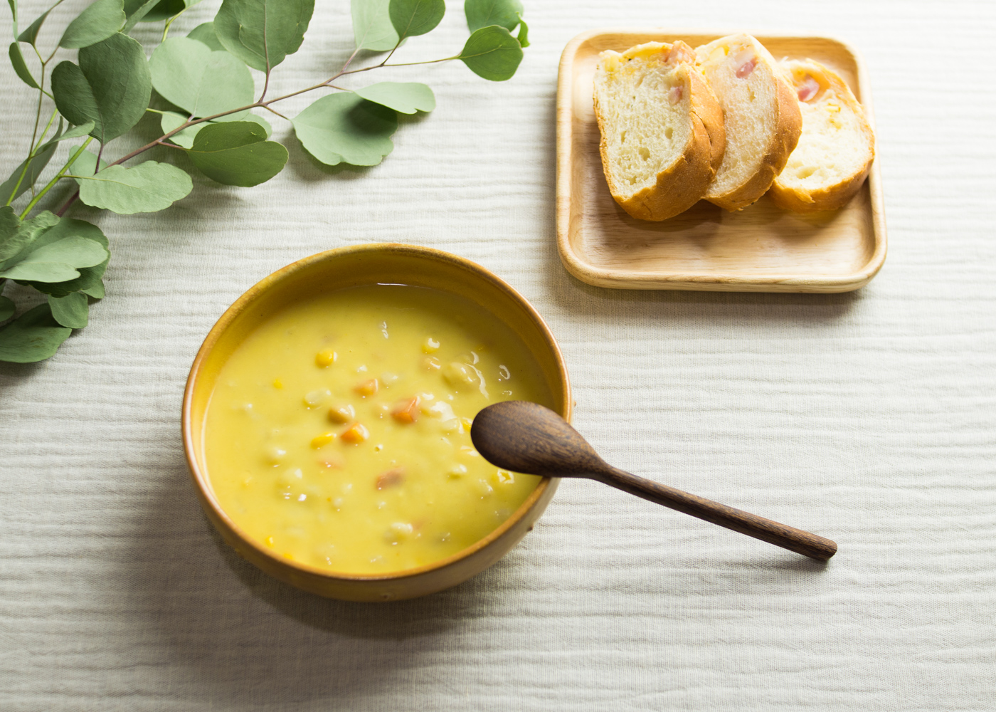 可愛くて掬いやすい、黄色が食卓で映えるスープボウル。