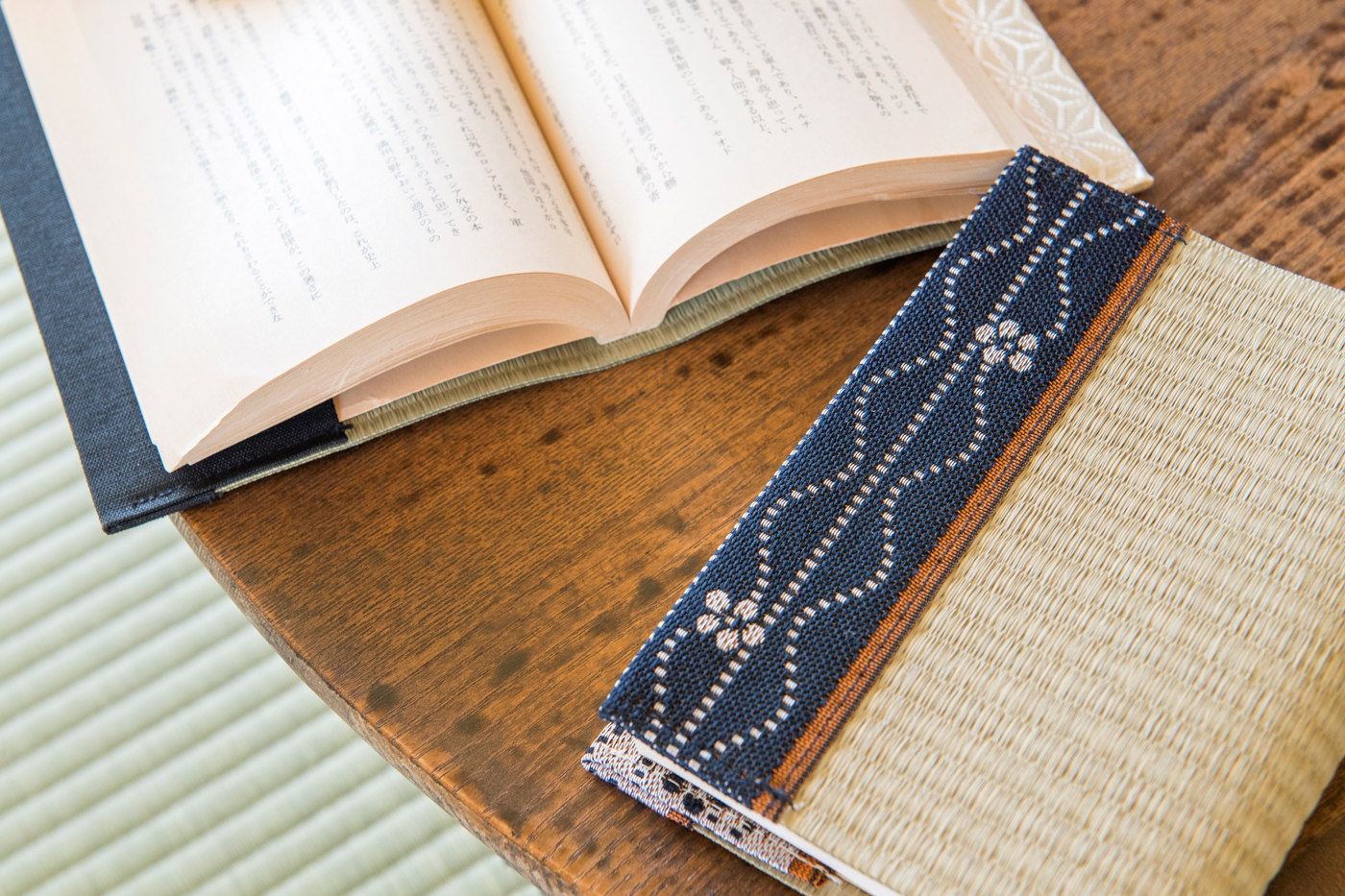 「イ草香るブックカバー」の畳の質感と爽やかな香りで、癒やしの読書時間を。