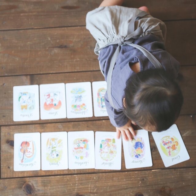 １歳のお誕生日のお祝いに、絵本のような選び取りカードとタペストリーのセットを