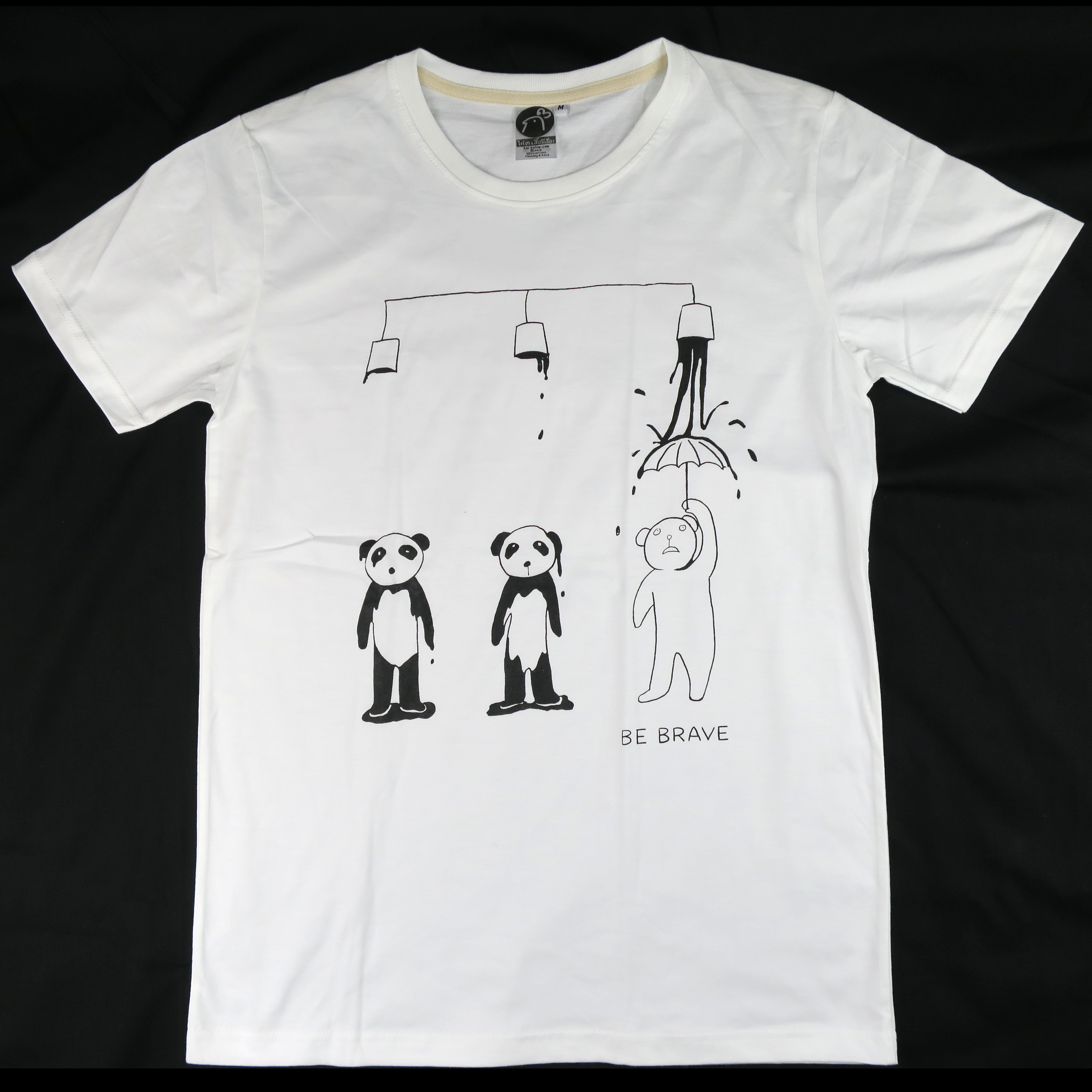 パンダってシロクマが勇気を出して変身したものでしたっけ？「パンダカラー」Tシャツ