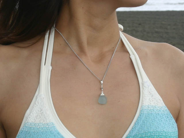 水着にとっても似合う、海の宝石と呼ばれる「シーグラス」のネックレス