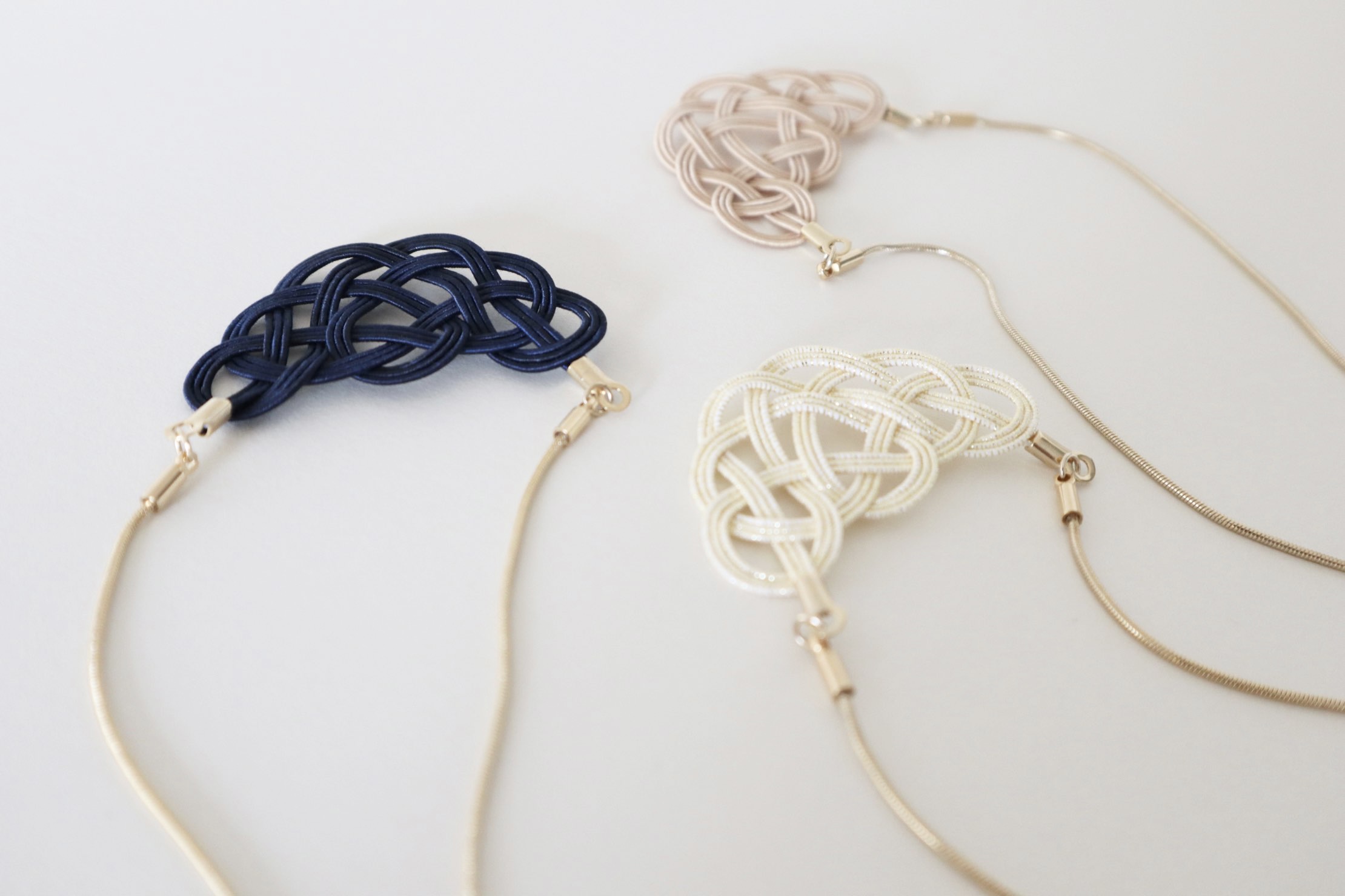 伝統的な結び「松結び」のネックレス