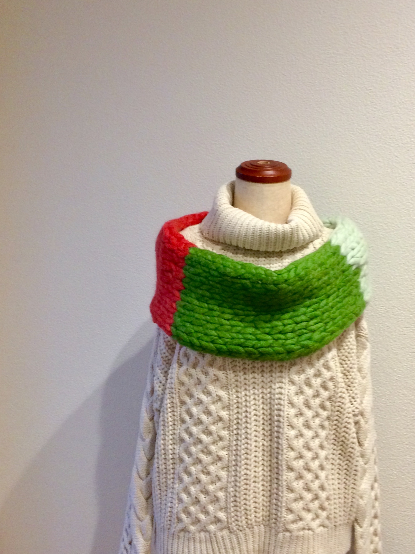 色鮮やかな３色のウールで手編みしたざっくりニットでハッピーなコーディネートを☆