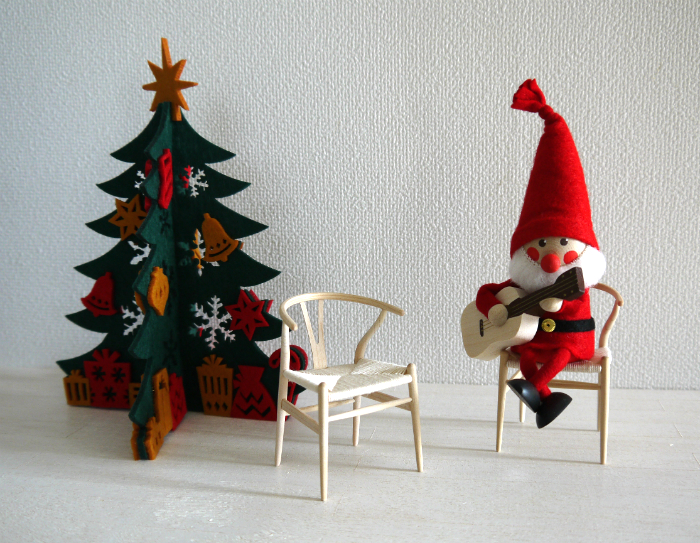 北欧雑貨のミニチュア「miniYチェア」でクリスマス気分を盛り上げよう