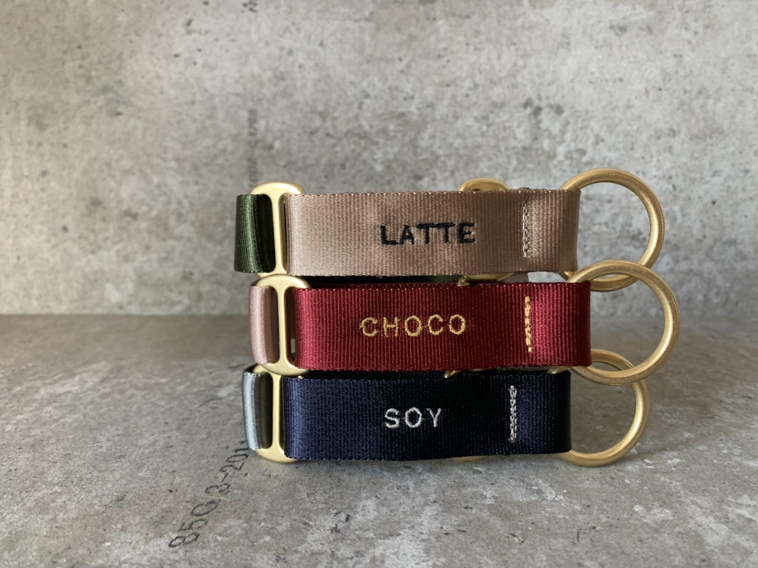 《 刺繍ネーム入り 24mm バイカラー 》 オーダーメイドマーチンゲールカラー ハーフチョーク