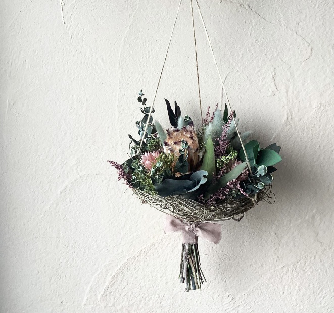 お家時間を穏やかに過ごす装飾としておすすめのボタニカルなハンギングブーケ | mi-mu プリザーブドフラワーのお供え花 通販店