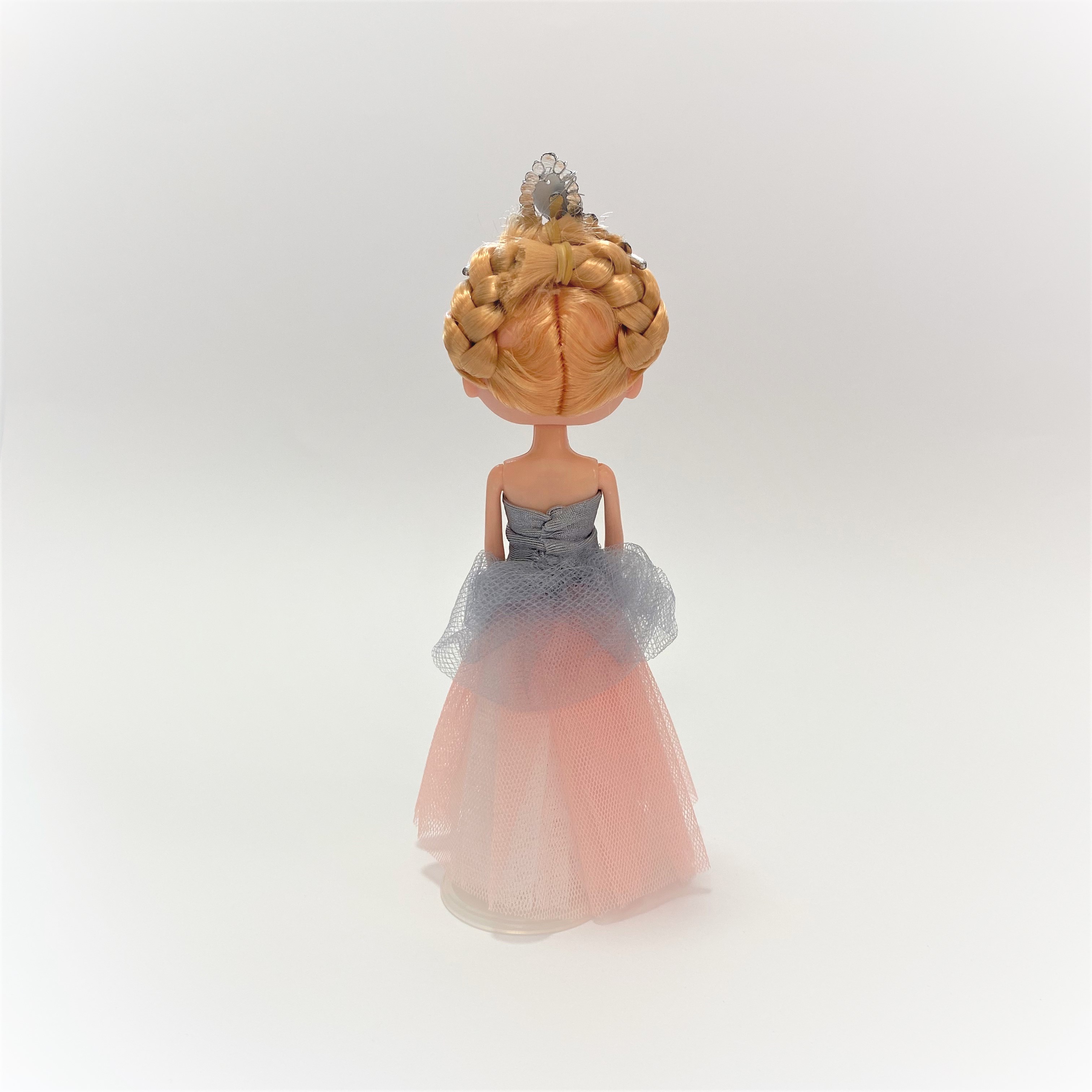 ウクライナ直輸入 バレエ衣装製作のプロが作ったドレスを着たお人形 Base Mag