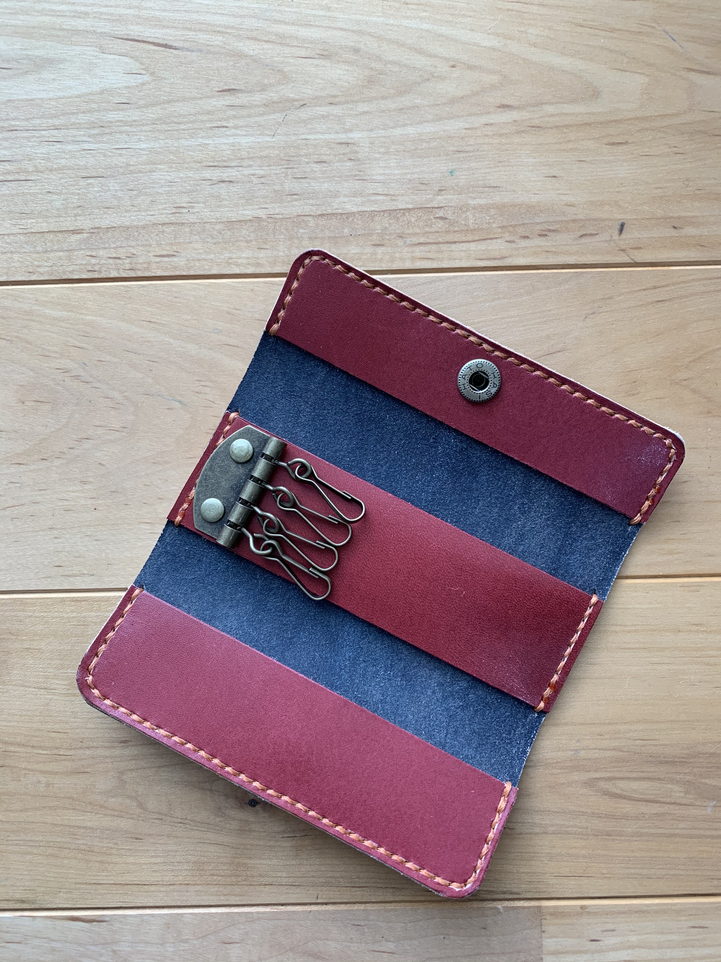 ネコの足あとがかわいい本革４連キーケース 内側ポケット付き Base Mag