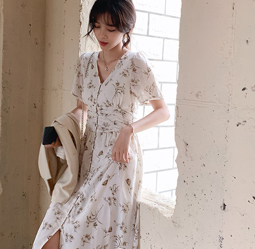 上品だけどスタイルアップ シックな花柄ワンピースで目指せ大人っぽコーデ Base Mag