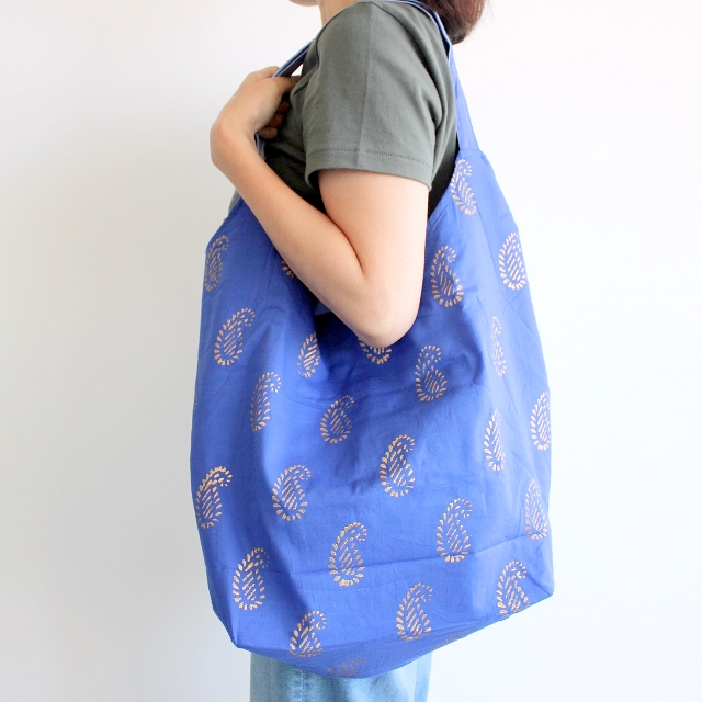 夏のお出かけバッグもスタイリッシュに！職人が作る、実用性とデザイン性を兼ねた大き目バッグ。