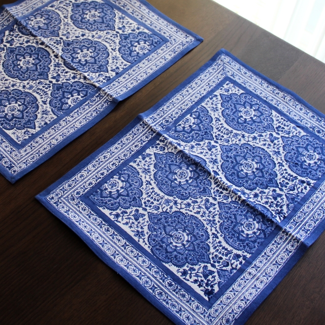 美しいブルーが目を引く上品なテーブルマット。お気に入りのデザインで素敵な食卓を。