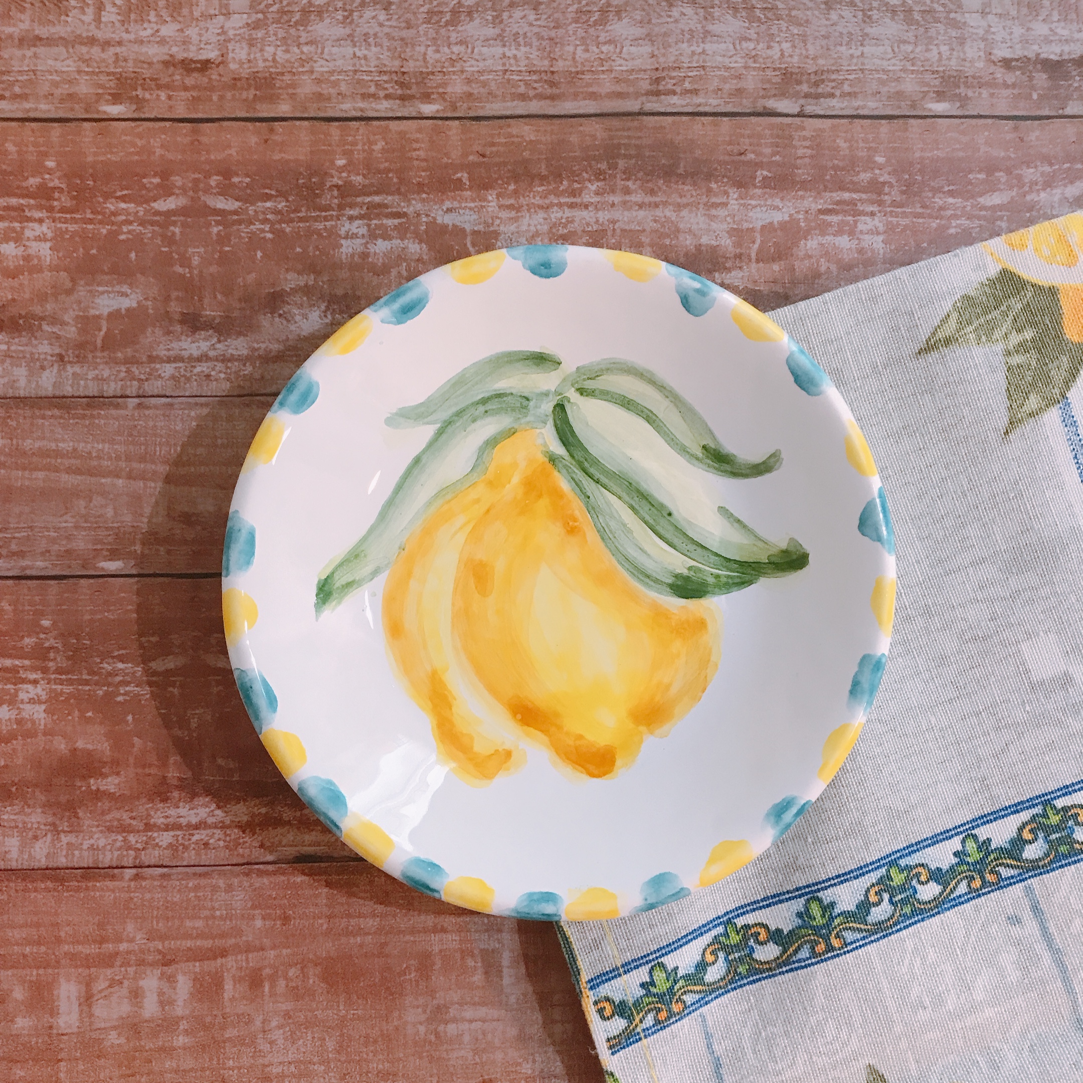 ハンドペイントのレモン柄が爽やかなマヨリカ焼きの小皿