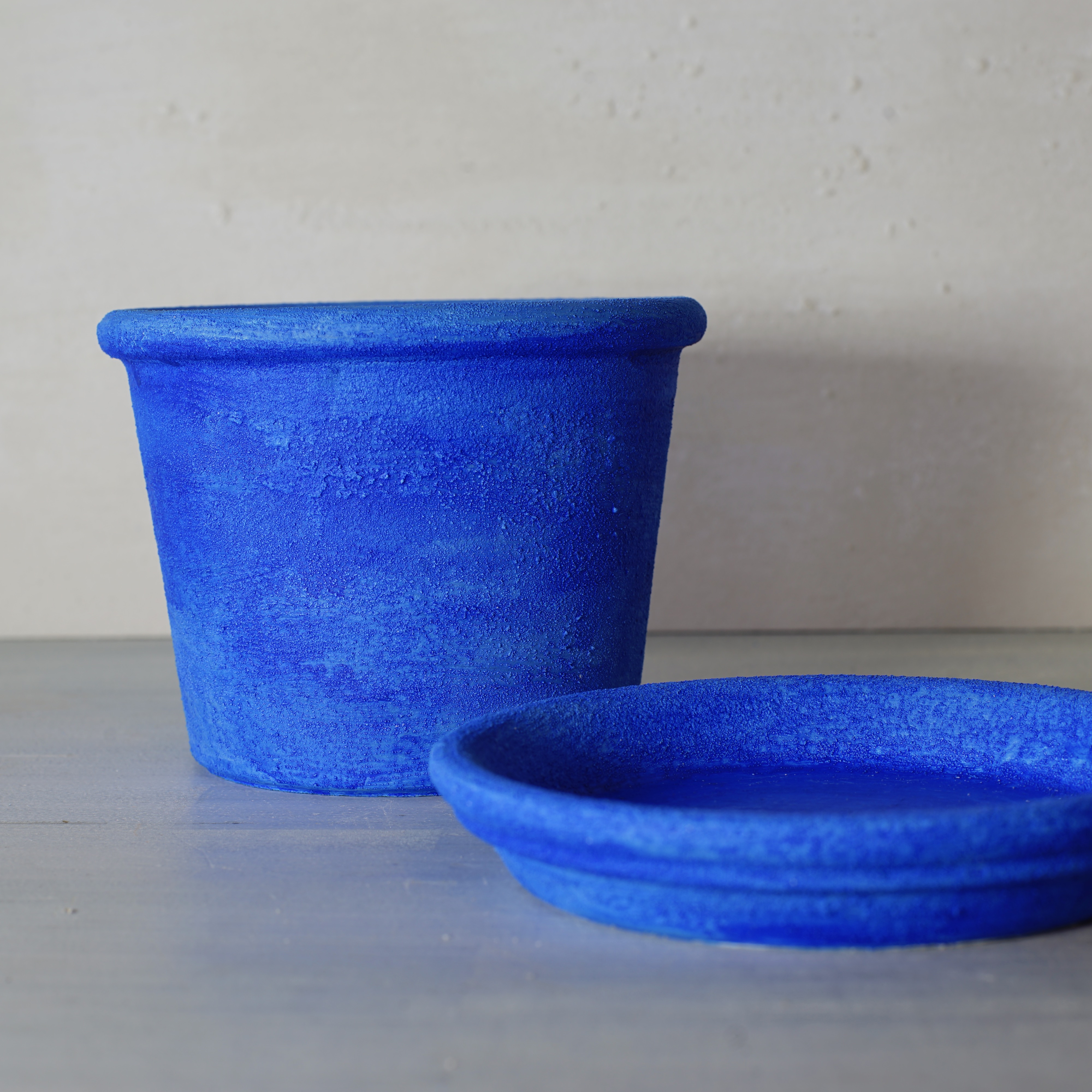 モロッコの青い街シャウエンを想わせる鮮やかなブルーの鉢で癒しを