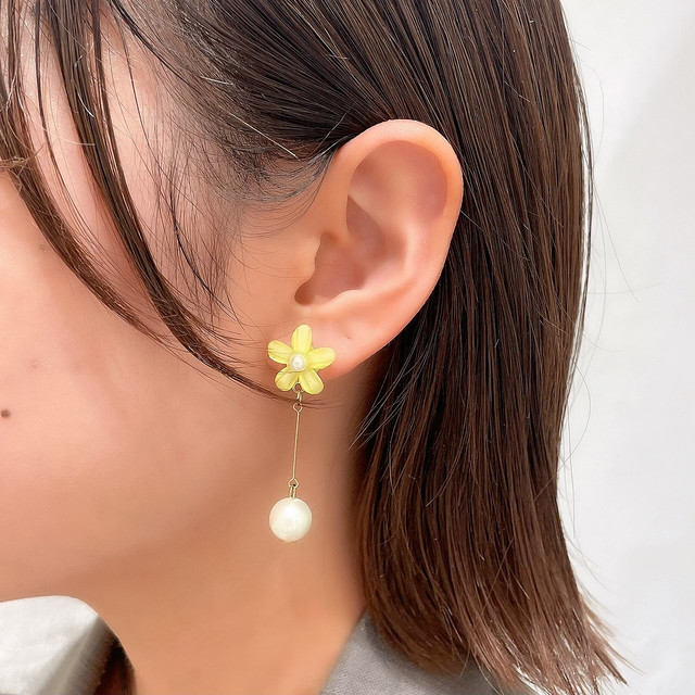 揺れるパールが可愛い一点♪ カラー フラワー スイング ピアス