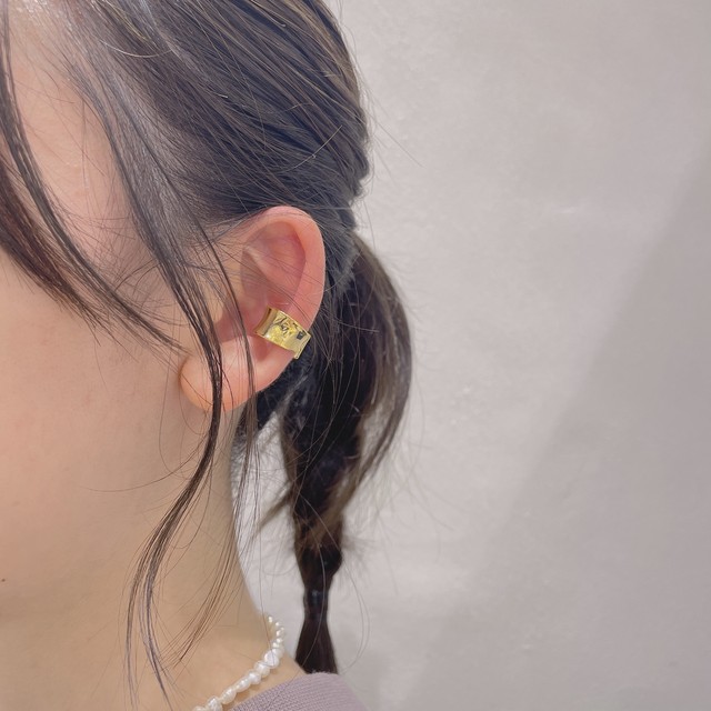簡単な着け方で耳元をより可愛く♪ ゴールド グローリア イヤーカフ