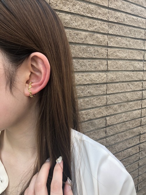 自由にオシャレを楽しめる！ツイストメタルゴールドイヤーカフ リング！
