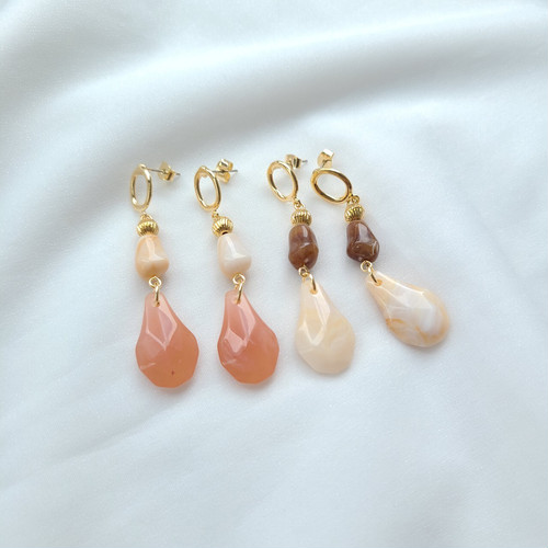 艶のあるアクリルがポイント！ カラーマーブル ドロップ ピアス