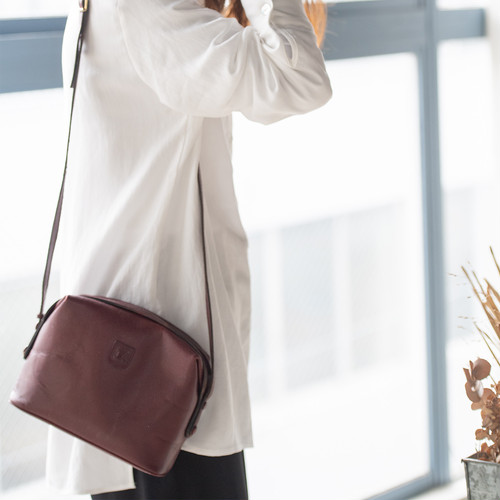 ワインレッドが女性らしさをプラス♡vintage CELINEショルダーバッグ