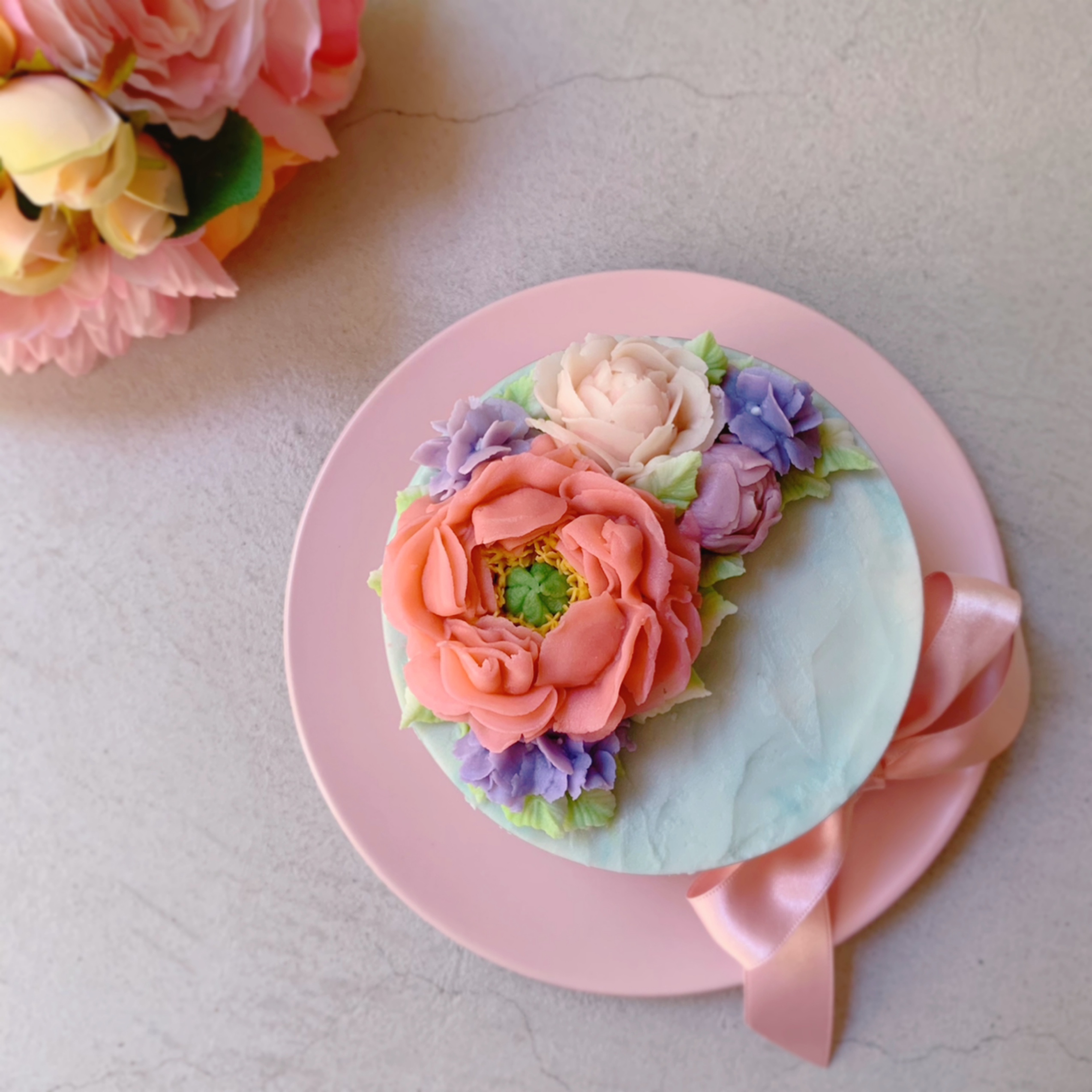 華やかな季節のお花のケーキ。特別な日のお祝いや、ご自分へのご褒美にいかがですか？