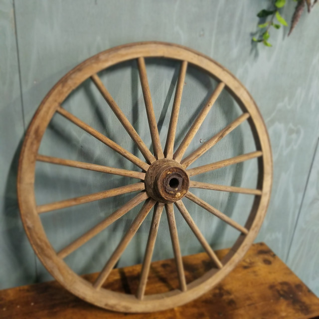 木製車輪に刻まれた時に、想いを馳せる。