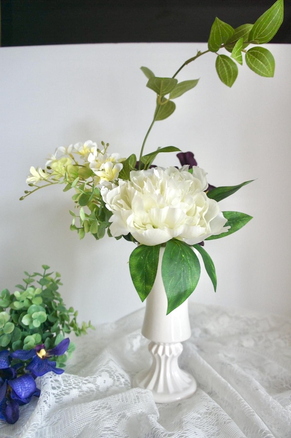 生花ではシーズンが終わってしまったピオニーを造花であれば季節問わず飾れます Base Mag