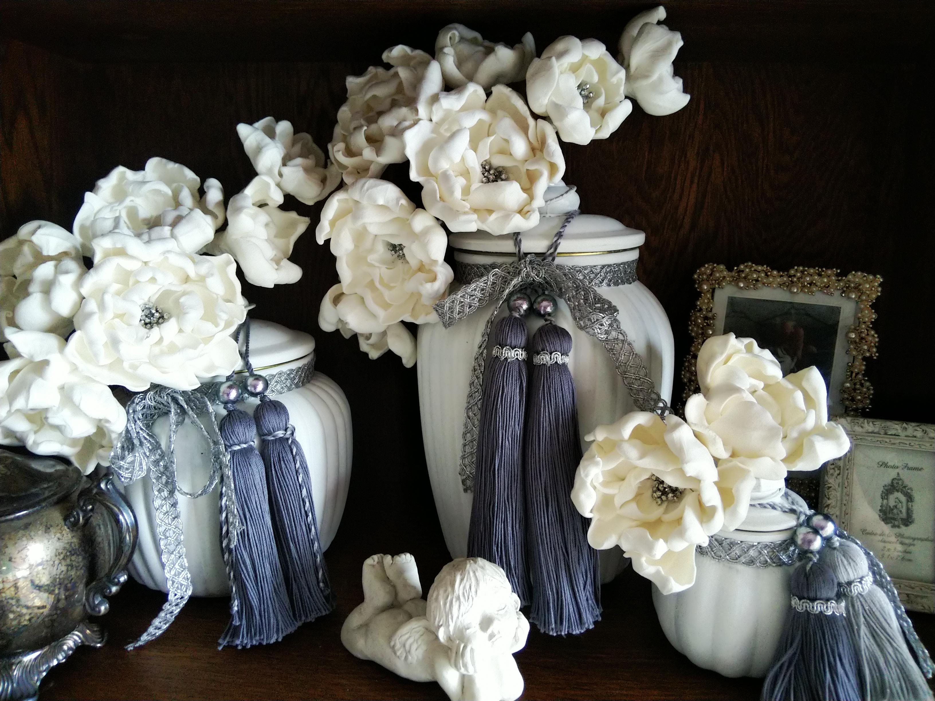 リリー・エデンの美しい骨壺　やっぱりオーセンティックな白！　サイズ限定でご用意いたしました。