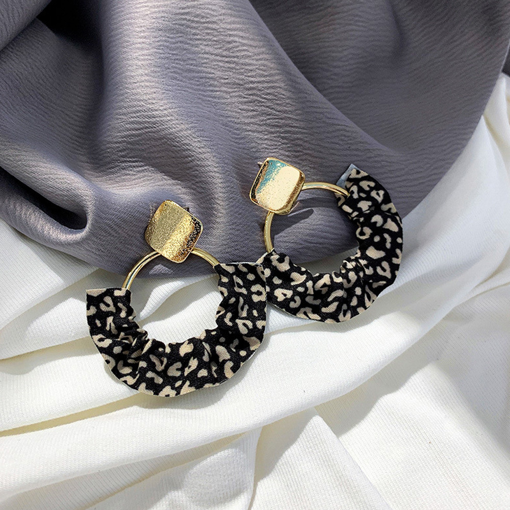サークルピアス 大きめ レディース 花柄ピアス 揺れる リングピアス　おしゃれ アクセサリー 