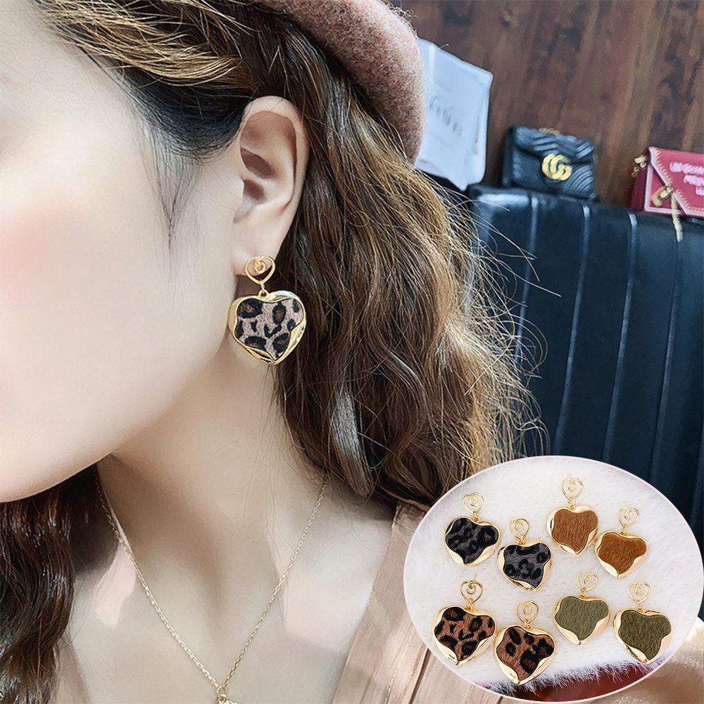 ヒョウ柄ハートピアス