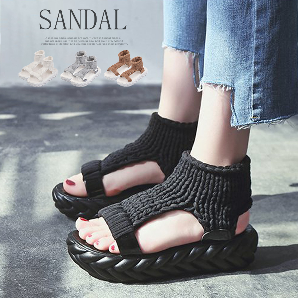 シンプルデザインで合わせやすいニットサンダル