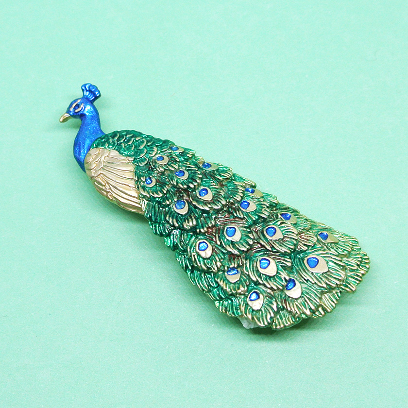色鮮やかな美しい飾り羽を持つ「インドクジャク」のブローチ
