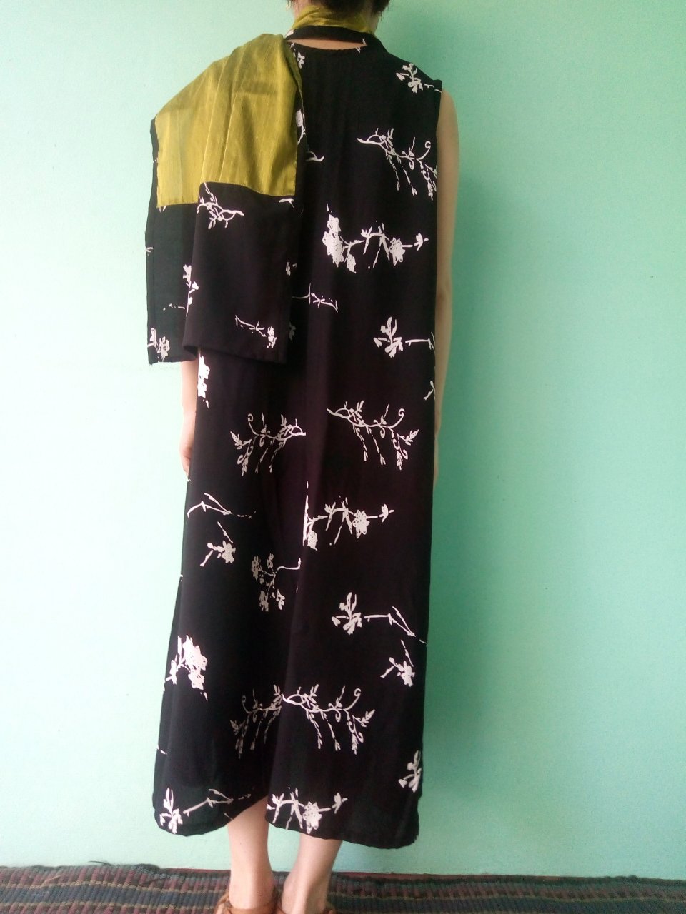 ストールとセットでおしゃれ 黒がかっこいいワンピース ヒロタンズトレーディング