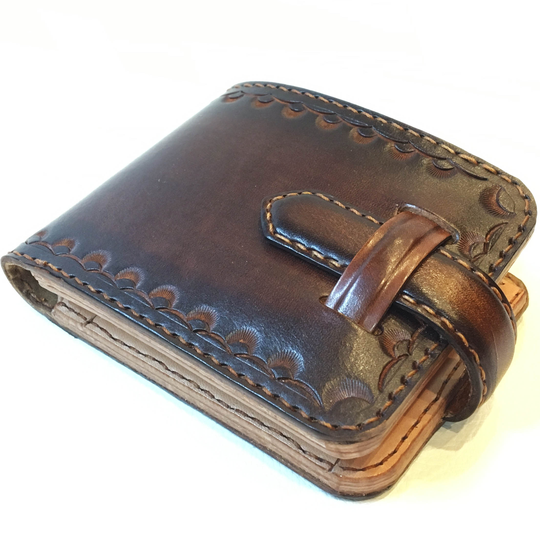 本革の質感が映えるグラデーション染色の折財布 Wizardleather 本革の質感が映えるグラデーション染色の折財布 Wizardleather