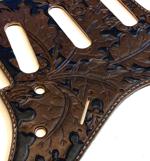 手彫りのカービングを施したハンドメイドの本革製ピックガード