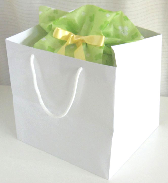 とっておきのプレゼントには、真心を込めた紙袋(ペーパーバッグ)が外せない！