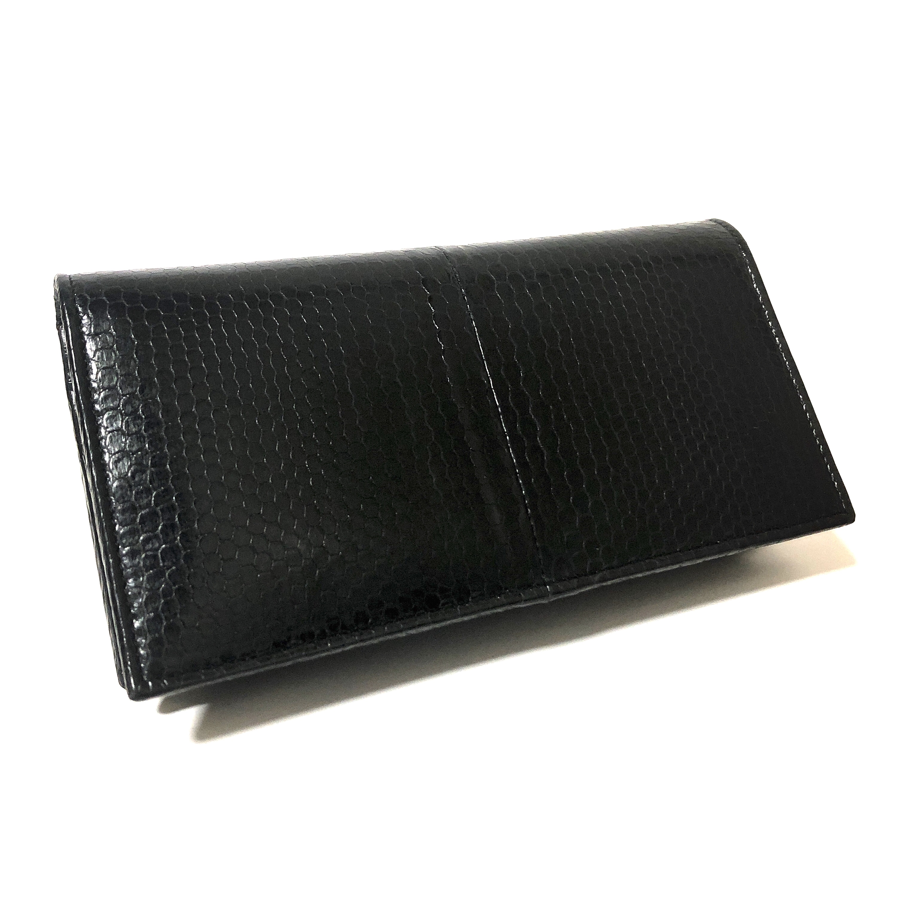 美しく、そしてかっこいいブラックカラーのウミヘビ長財布