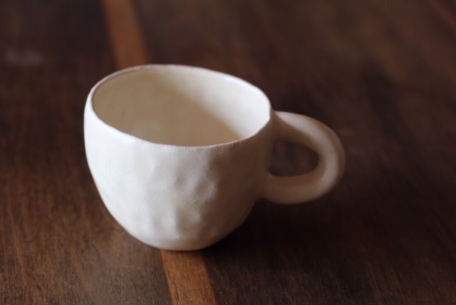 手触りと口当たりのいい陶器のマグカップ