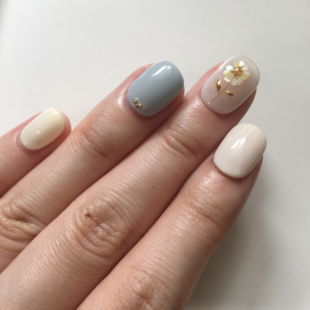 この夏は ひんやり可愛い シェルひまわりネイルがおすすめ Base Mag この夏は ひんやり可愛い シェルひまわりネイルがおすすめ Base Mag