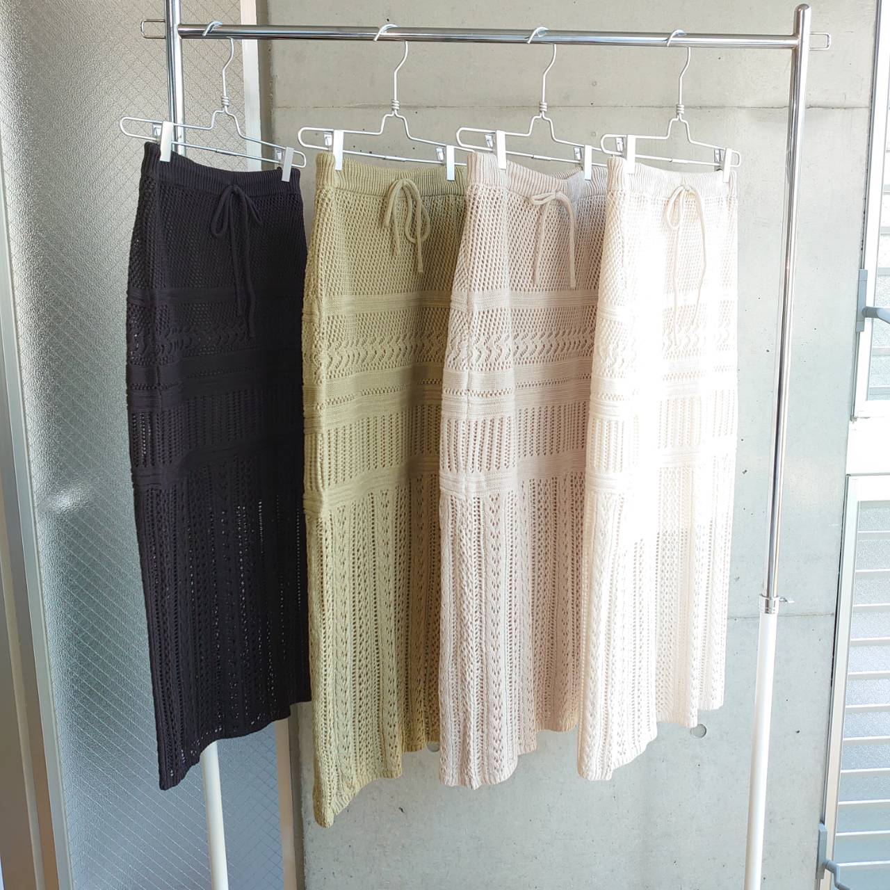 涼しげな素材感の透かし編みニットスカート