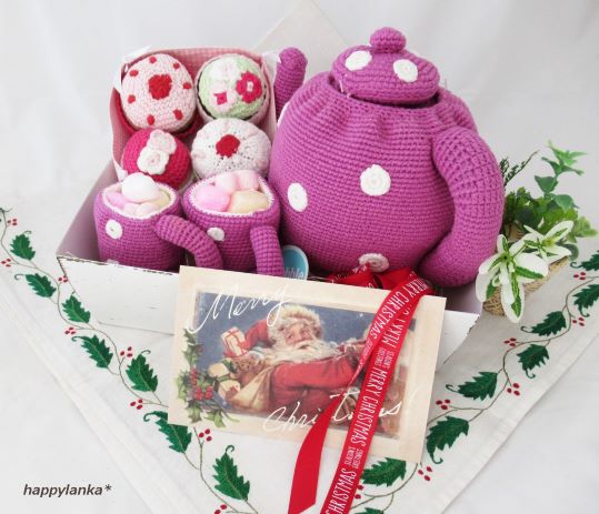 クリスマスプレゼントには、手編みのティーセット＆カップケーキで温かい気持ちを贈りませんか？