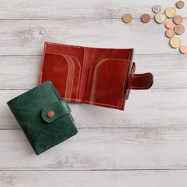 お財布の新調、プレゼントに大人気商品【本革2つ折り財布】はいかがですか？