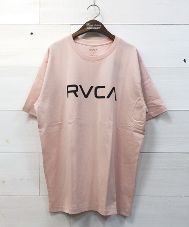 RVCAよりブランドロゴが大胆にプリントされた定番のTee入荷♪
