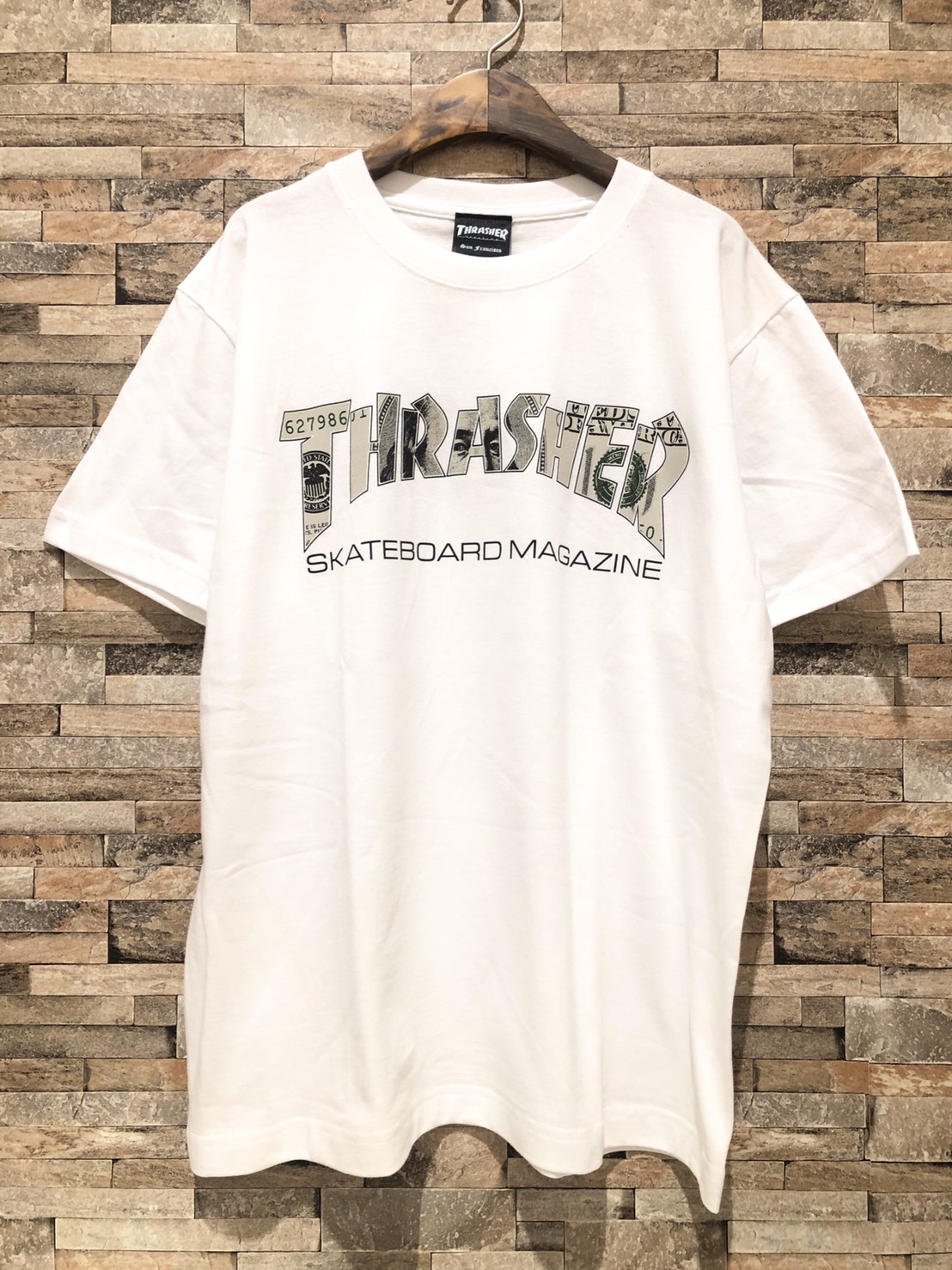 マグロゴから、100ドル札のプリントが覗くスラッシャー新作Tシャツ ♪