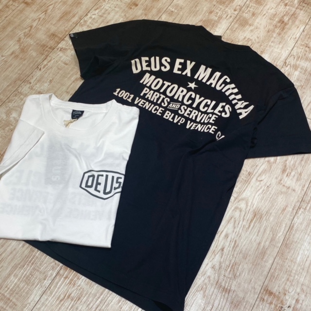 使いまわしの効くシンプルなDEUSのアドレスロゴTee♪