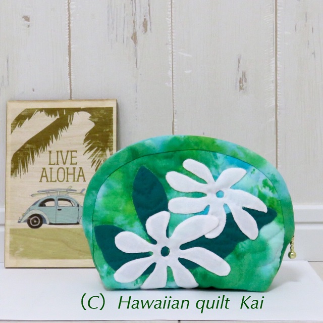 可憐なティアレ、ひっそりといい香り、濃い緑の葉に清純な白。ハワイアンキルトで作るティアレのポーチです