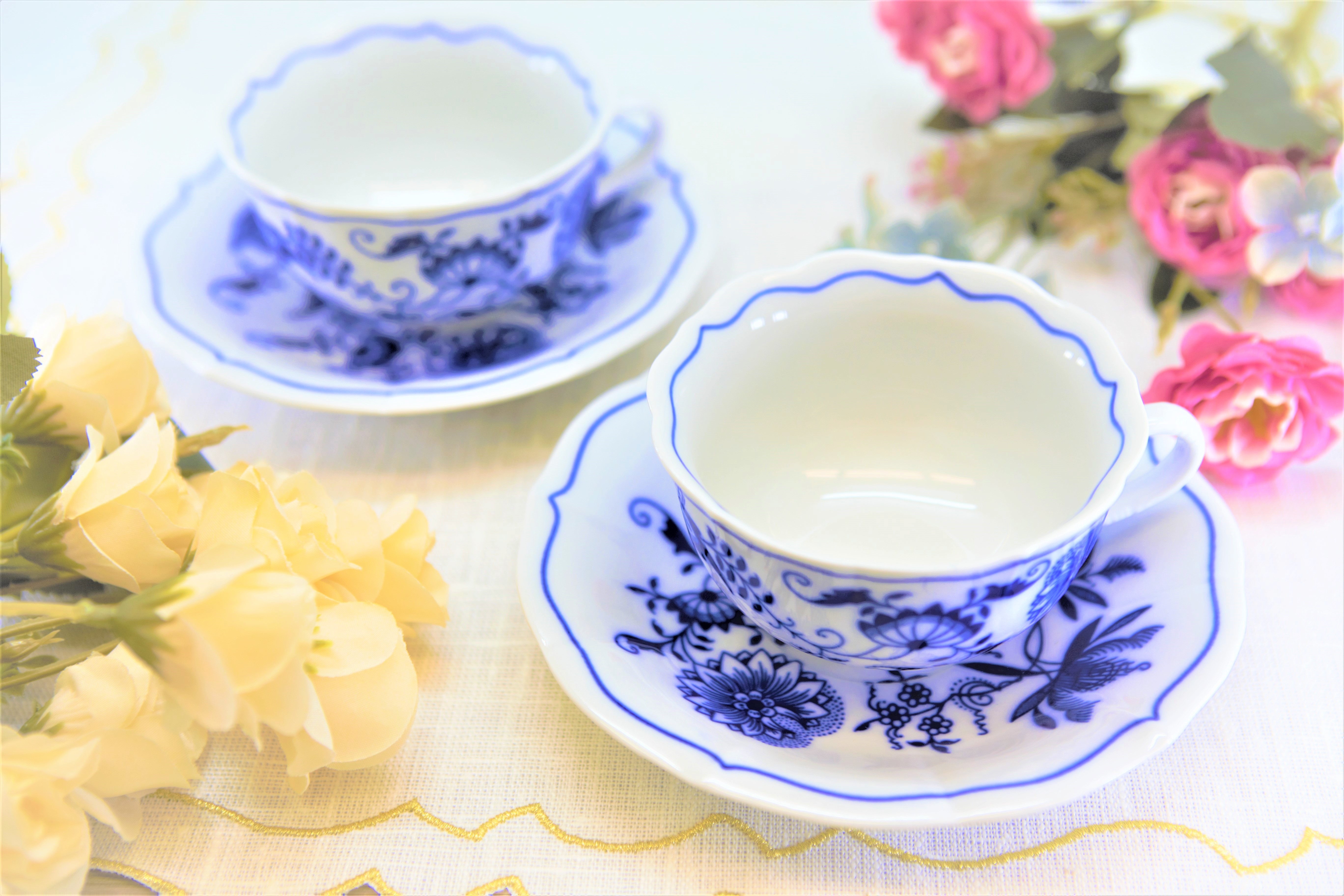 白磁に藍色が美しい...ティータイムにぴったりなブルーオニオンのカップ＆ソーサーペア