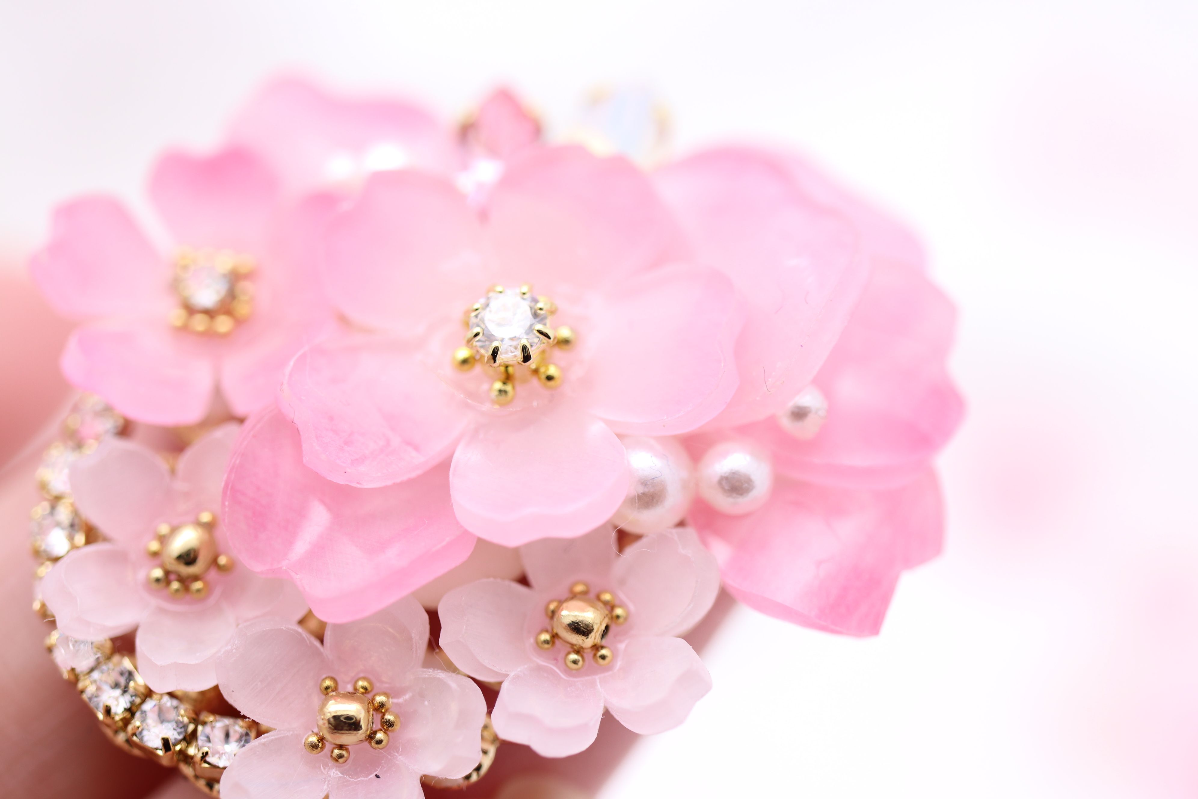 桜いっぱい スワロビジューが煌めく心温まる手作りブローチ Base Mag